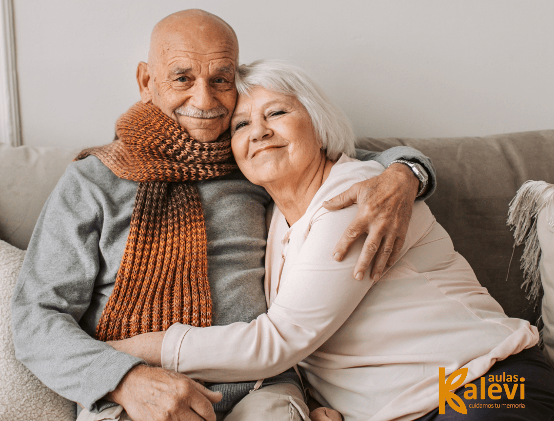 Personas cuidadoras Pareja de personas mayores abrazandose