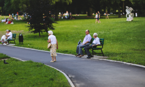 Una mujer con Alzheimer desorientada andando por un parque
