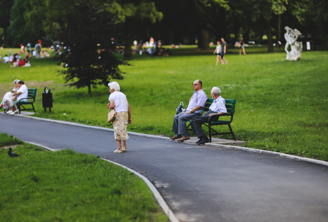 Una mujer con Alzheimer desorientada andando por un parque