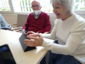 Personas mayores usando una tablet