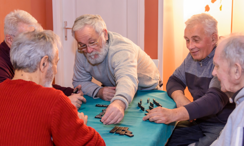 Autonomía de personas con deterioro cognitivo. Personas mayores jugando a un juego de mesa.