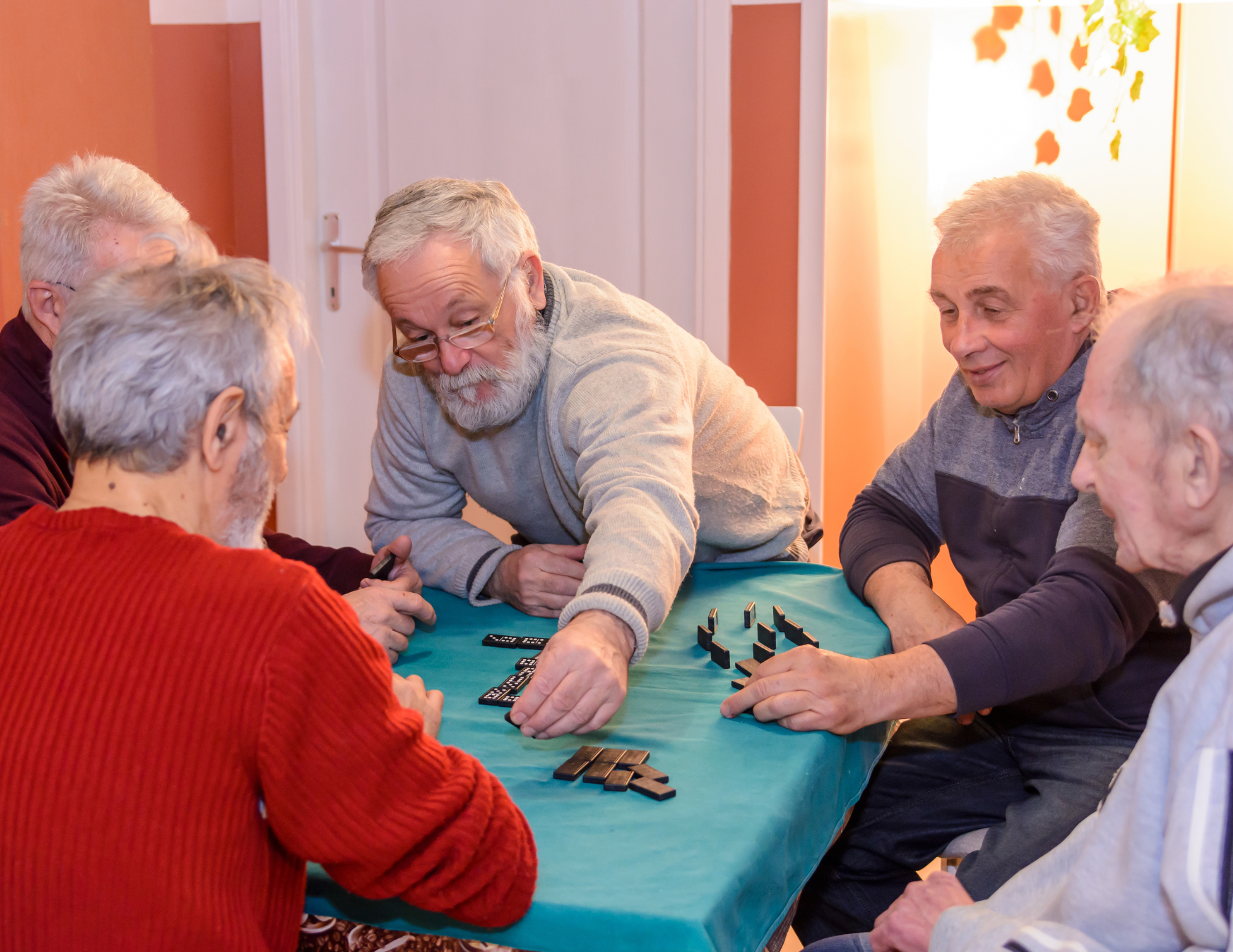 Autonomía de personas con deterioro cognitivo. Personas mayores jugando a un juego de mesa.