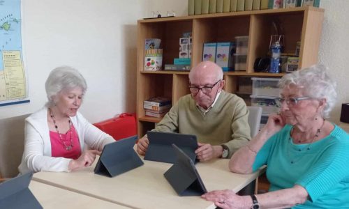Brecha digital en personas mayores utilizando tablets.