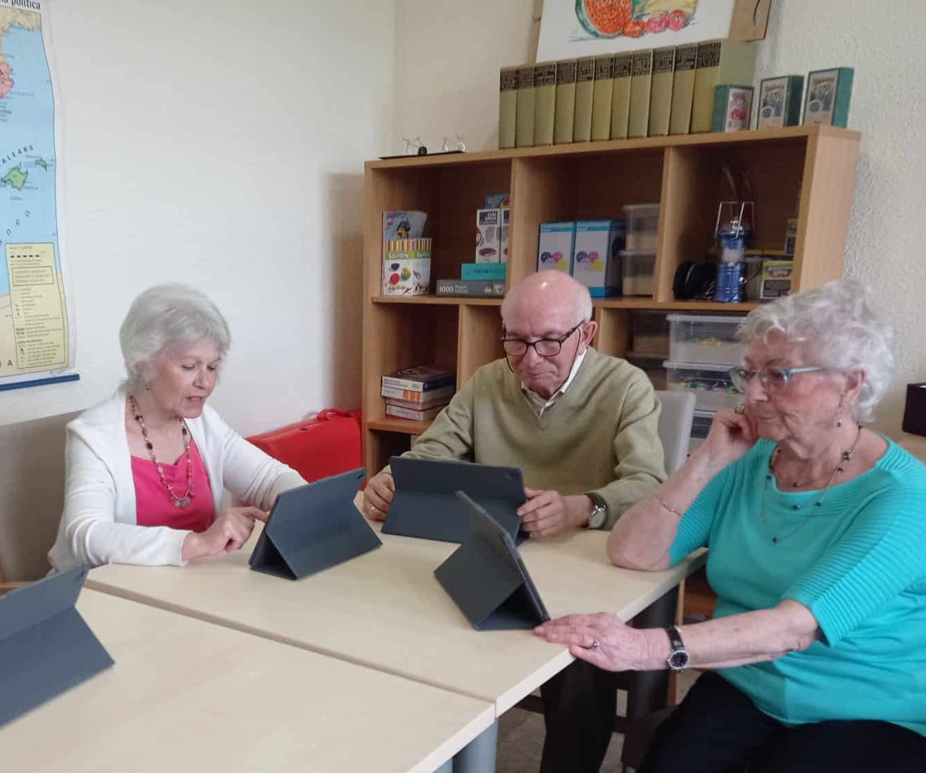 Brecha digital en personas mayores utilizando tablets.