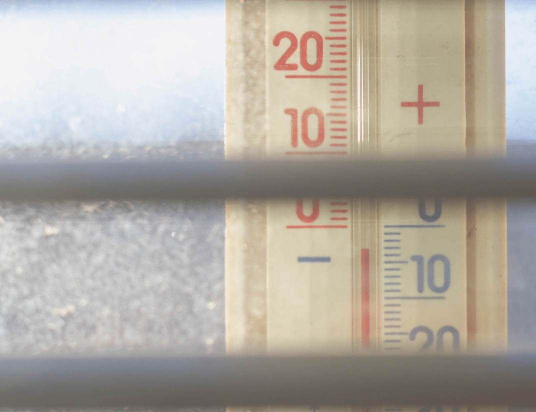 Recomendaciones para personas mayores ante una ola de frío. Termómetro con temperatura bajo cero.