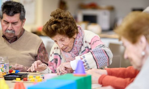 Autonomía de personas con demencia. Personas mayores haciendo actividades en un centro de estimulación