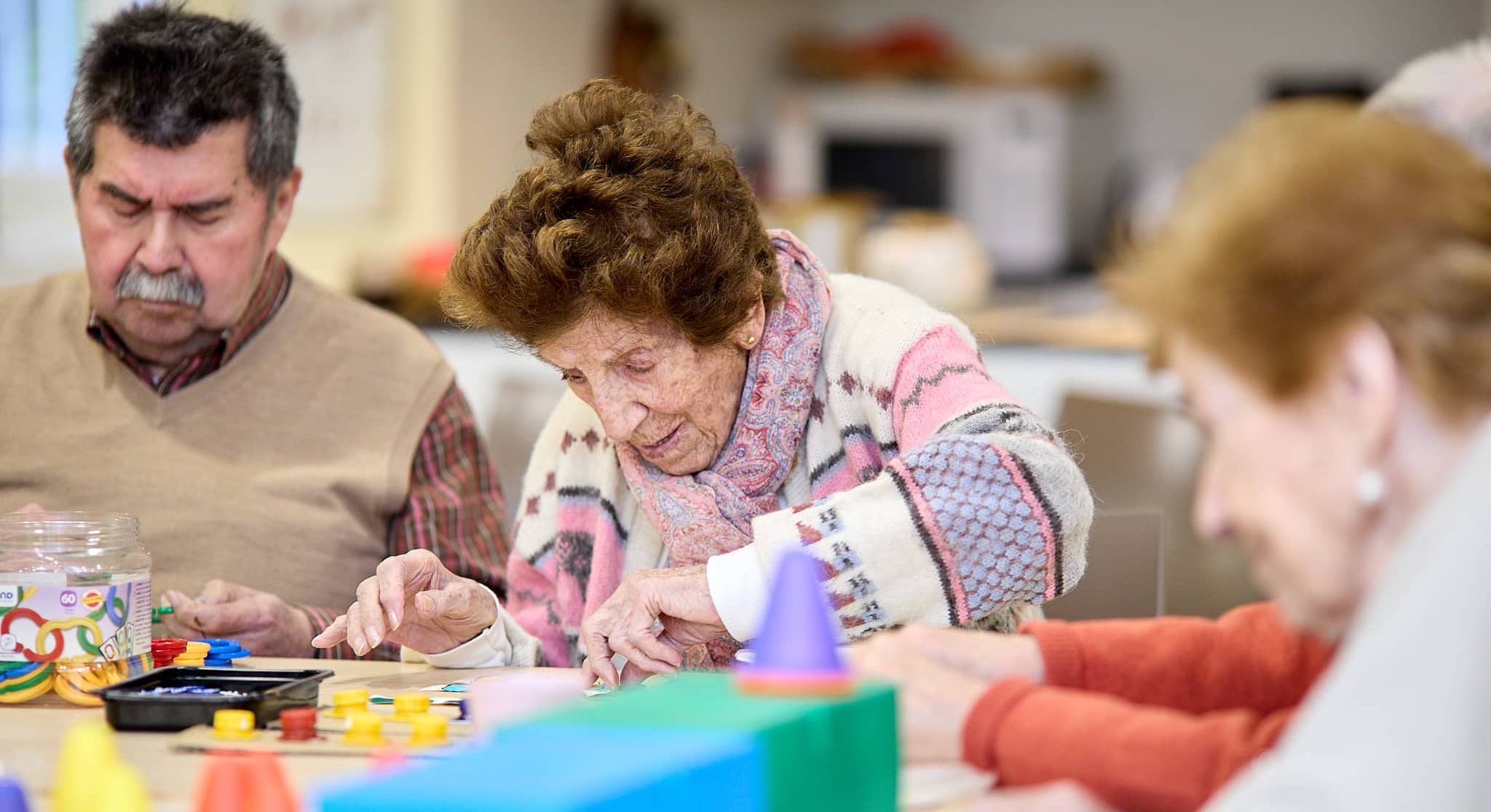 Personas mayores haciendo actividades en un centro de estimulación