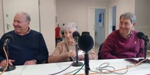 Personas mayores participando en un programa de radio