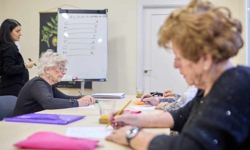 Personas mayores haciendo actividades de estimulación en un centro
