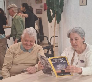 Personas mayores leyendo una revista