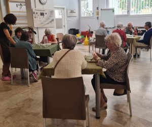 Personas mayores comiendo en un centro de estimulación cognitiva