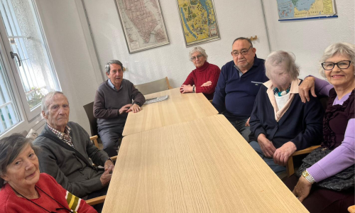 Personas mayores en un aula de estimulacion cognitiva