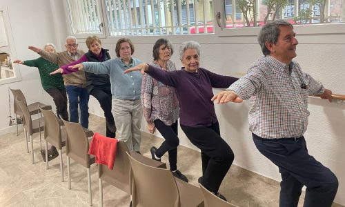 Personas mayores bailando