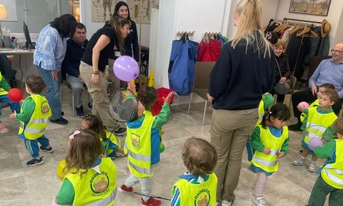Encuentros intergeneracionales - Niños jugando con personas mayores en un centro de día