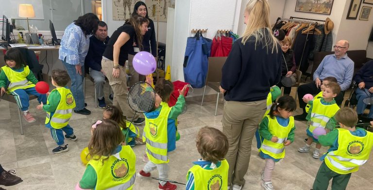 Encuentros intergeneracionales - Niños jugando con personas mayores en un centro de día