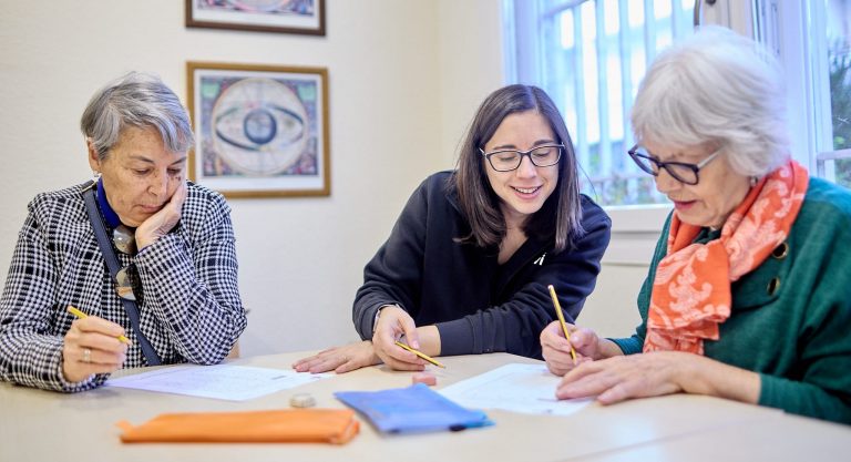 Mujeres haciendo actividades de estimulación con su terapeuta