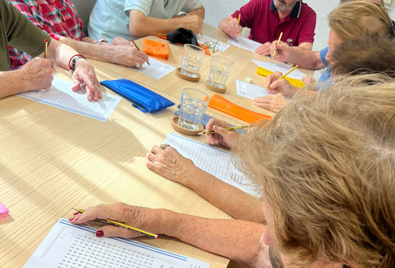 Personas mayores haciendo actividades de estimulación cognitiva