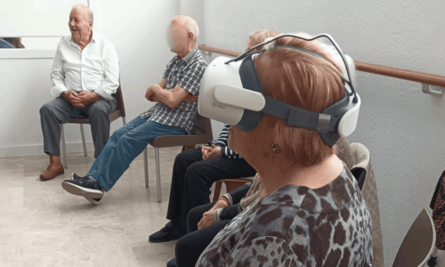 Mujer mayor con gafas de realidad virtual