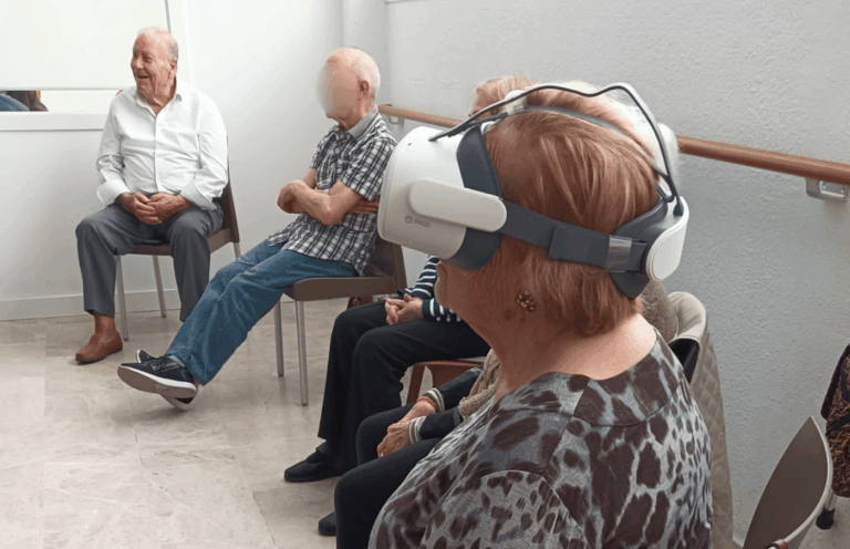 Mujer mayor con gafas de realidad virtual